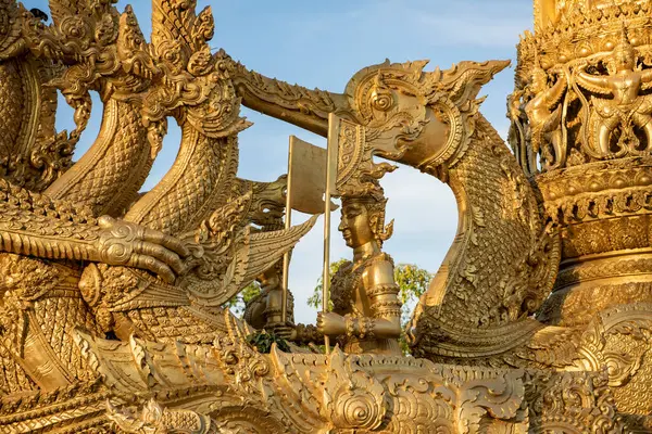 タイのウボンラチャタニにあるスン ムアン公園にあるウボンラチャタニキャンドル フェスティバルのフロートのレプリカ — ストック写真