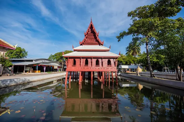 Wat Thung Si Mueang Ubon Ratchathani ve Tayland 'ın Ubon Ratchathani şehrinde. Tayland, Ubon Ratchathani, 22 Kasım 2023