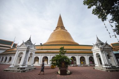 Tayland, Nakhon Pathom - 9 Kasım 2023: Tayland 'da Nakhon Pathom ve Tayland' ın Nakhon Pathom ilindeki Phra Pathom Chedi 'nin içinde.