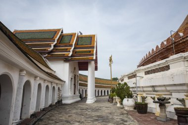 Nakhon Pathom ve Tayland 'daki Nakhon Pathom ilinin merkezindeki Phra Pathom Chedi' nin mimarisi. Tayland, Nakhon Pathom, 9 Kasım 2023 