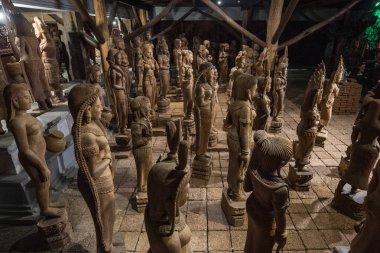 Tayland, Nakhon Pathom, 11 Kasım 2023: Tayland 'da Nakhon Pathom kenti yakınlarındaki Wood Land Müzesi' nde ahşap oymacılık figürleri. 