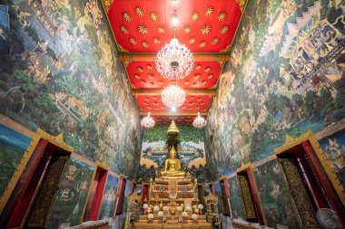 Tayland, Nakhon Pathom, Kasım, 11, 2023: Tayland 'ın Nakhon Pathom kenti yakınlarındaki Wat Rai Khing' de.