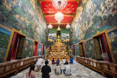 Tayland, Nakhon Pathom, Kasım, 11, 2023: Tayland 'ın Nakhon Pathom kenti yakınlarındaki Wat Rai Khing' de.