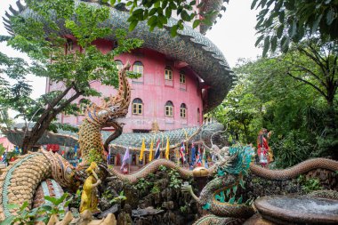 Tayland 'ın Nakhon Pathom kenti yakınlarındaki Wat Sam Phram veya Dragon Temple. Tayland, Nakhon Pathom, 12 Kasım 2023