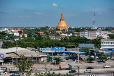 Nakhon Pathom ve Tayland Nakhon Pathom 'un şehir merkezinde Phra Pathom Chedi. Tayland, Nakhon Pathom, 9 Kasım 2023 