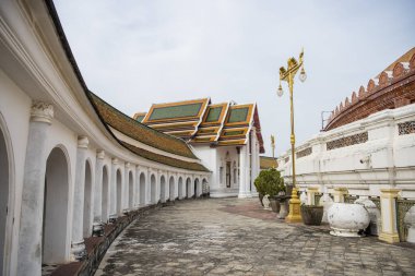 9 Kasım 2023 'te Tayland' da Nakhon Pathom ve Nakhon Pathom şehrinin merkezindeki Phra Pathom Chedi 'nin mimarisi.