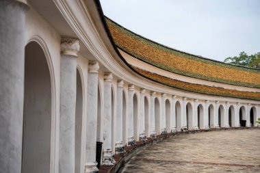 9 Kasım 2023 'te Tayland' da Nakhon Pathom ve Nakhon Pathom şehrinin merkezindeki Phra Pathom Chedi 'nin mimarisi.