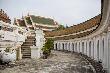 Nakhon Pathom ve Tayland 'daki Nakhon Pathom ilinin merkezindeki Phra Pathom Chedi' nin mimarisi. Tayland, Nakhon Pathom, 10 Kasım 2023 