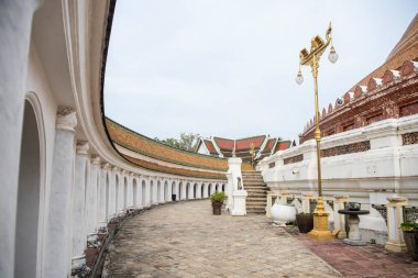 9 Kasım 2023 'te Tayland' da Nakhon Pathom ve Nakhon Pathom şehrinin merkezindeki Phra Pathom Chedi 'nin mimarisi.