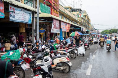 Tayland, Nakhon Pathom - 10 Kasım 2023: Tayland 'da Nakhon Pathom ve Nakhon Pathom Eyaleti şehir merkezinde trafik. 