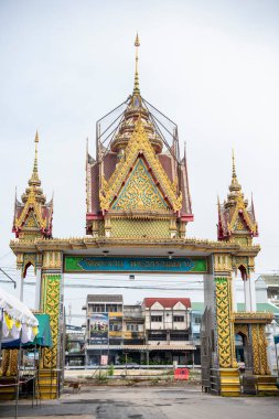 Tayland Nakhon Pathom şehrindeki Nakhom Pathom şehrindeki Wat Phra Ngam Kapısı. Tayland, Nakhon Pathom, Kasım, 10, 2023