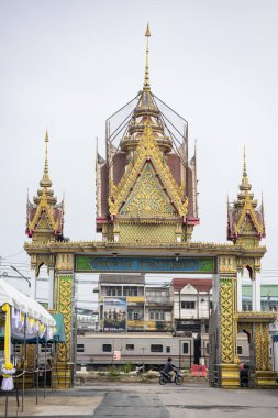 Tayland, Nakhon Pathom, 10 Kasım 2023: Tayland Nakhon Pathom, Tayland 'da Nakhom Pathom şehrinin Wat Phra Ngam Kapısı.