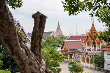 Wat Phra Ngam Tepesi 'nden Phra Pathom Chedi ile birlikte Tayland Nakhon Pathom şehrinde Nakhom Pathom şehrinin arkasında. Tayland, Nakhon Pathom, 10 Kasım 2023