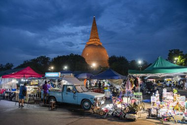 Tayland, Nakhon Pathom - 10 Kasım 2023: Nakhon Pathom 'daki Phra Pathom Chedi ve Tayland' daki Nakhon Pathom 'un önündeki gece pazarı.