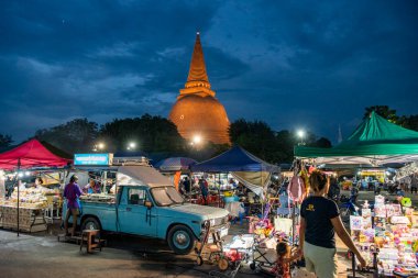 Tayland, Nakhon Pathom - 10 Kasım 2023: Nakhon Pathom 'daki Phra Pathom Chedi ve Tayland' daki Nakhon Pathom 'un önündeki gece pazarı.