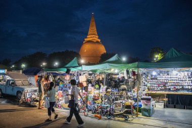 Tayland, Nakhon Pathom - 10 Kasım 2023: Nakhon Pathom 'daki Phra Pathom Chedi ve Tayland' daki Nakhon Pathom 'un önündeki gece pazarı.