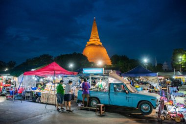 Tayland, Nakhon Pathom - 10 Kasım 2023: Nakhon Pathom 'daki Phra Pathom Chedi ve Tayland' daki Nakhon Pathom 'un önündeki gece pazarı.