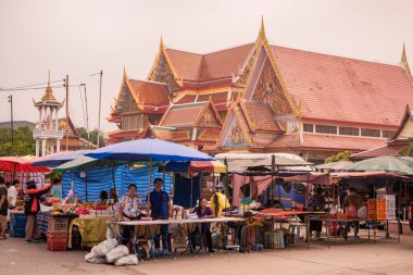 Tayland, Nakhon Pathom - 11 Kasım 2023: Tayland yakınlarındaki Tambon Nakhon Chaisi Köyü 'ndeki Wat Klang Bang Kaeo Pazarı.  