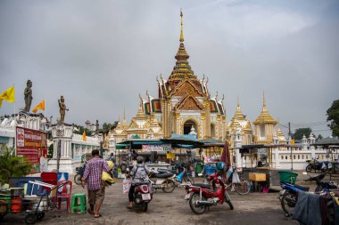 Tayland, Nakhon Pathom - 11 Kasım 2023: Tayland yakınlarındaki Tambon Nakhon Chaisi Köyü 'ndeki Wat Klang Bang Kaeo Pazarı.  