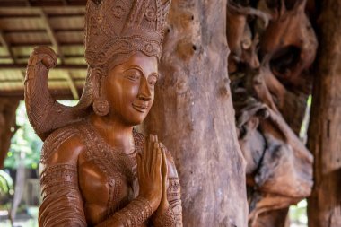 Tayland, Nakhon Pathom, 11 Kasım 2023: Tayland 'da Nakhon Pathom kenti yakınlarındaki Wood Land Müzesi' nde ahşap oymacılık figürleri. 