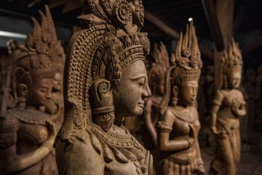 Tayland, Nakhon Pathom, 11 Kasım 2023: Tayland 'da Nakhon Pathom kenti yakınlarındaki Wood Land Müzesi' nde ahşap oymacılık figürleri. 