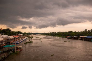 Tayland 'ın Nakhon Pathom kenti yakınlarındaki Sam Phran Köyü' ndeki Tha Chin Nehri. Tayland, Nakhon Pathom, 11 Kasım 2023