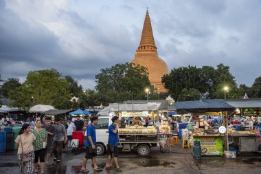 Tayland, Nakhon Pathom - 11 Kasım 2023: Nakhon Pathom 'daki Phra Pathom Chedi ve Tayland' daki Nakhon Pathom 'un önündeki gece pazarı.