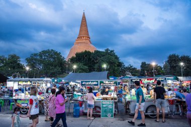 Tayland, Nakhon Pathom - 11 Kasım 2023: Nakhon Pathom 'daki Phra Pathom Chedi ve Tayland' daki Nakhon Pathom 'un önündeki gece pazarı.