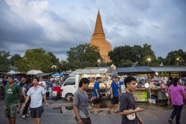 Tayland, Nakhon Pathom - 11 Kasım 2023: Nakhon Pathom 'daki Phra Pathom Chedi ve Tayland' daki Nakhon Pathom 'un önündeki gece pazarı.