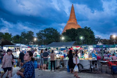 Tayland, Nakhon Pathom - 11 Kasım 2023: Nakhon Pathom 'daki Phra Pathom Chedi ve Tayland' daki Nakhon Pathom 'un önündeki gece pazarı.