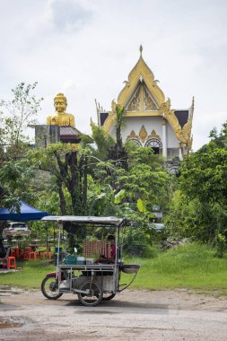 Tayland 'ın Nakhon Pathom kenti yakınlarındaki Wat Sam Phram veya Dragon Temple. Tayland, Nakhon Pathom, 12 Kasım 2023