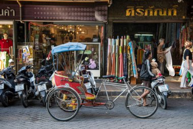 Tayland, Nakhon Pathom, Kasım, 10, 2023: Tayland Nakhon Pathom ve Tayland Eyaleti Nakhon Pathom 'un merkezindeki markette bisiklet taksisi. 
