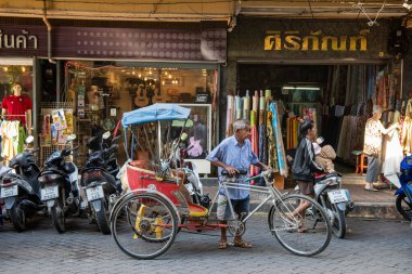 Tayland, Nakhon Pathom, Kasım, 10, 2023: Tayland Nakhon Pathom ve Tayland Eyaleti Nakhon Pathom 'un merkezindeki markette bisiklet taksisi. 