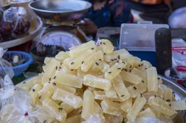 Nakhon Pathom ve Tayland 'ın Nakhon Pathom ilinin merkezindeki Market' teki tatlı Pineapple 'da eşekarıları. Tayland, Nakhon Pathom, 13 Kasım 2023 