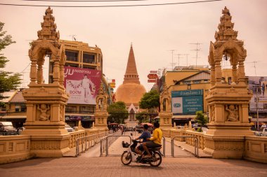 Tayland, Nakhon Pathom - 9 Kasım 2023: Nakhon Pathom Phra Pathom Chedi ve Tayland Nakhon Pathom ili ile Charoen Satthra Köprüsü. 