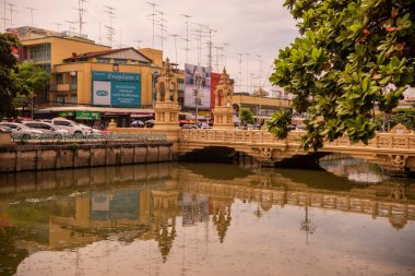 Tayland, Samut Prakan - 7 Aralık 2023: Chedi Bucha Nehri ve Charoen Satthra Köprüsü Nakhon Pathom şehri ve Tayland Nakhon Pathom ili. 