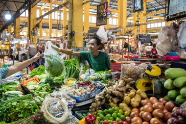 Tayland, Samut Prakan - 7 Aralık 2023: Tayland 'da Nakhon Pathom ve Nakhon Pathom ilinin merkezindeki Pazar Salonu' nda sebze dükkanı.