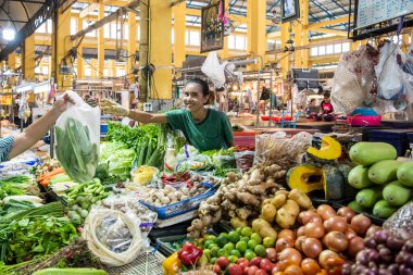 Tayland, Samut Prakan - 7 Aralık 2023: Tayland 'da Nakhon Pathom ve Nakhon Pathom ilinin merkezindeki Pazar Salonu' nda sebze dükkanı.