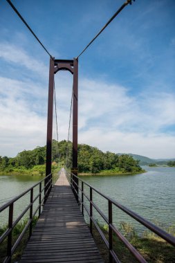 19 Kasım 2023 'te Tayland' ın Phetchaburi ilindeki Kaeng Krachan Milli Parkı 'ndaki Kaeng Krachan Barajı' nda manzaralı bir köprü.