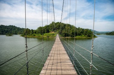 19 Kasım 2023 'te Tayland' ın Phetchaburi ilindeki Kaeng Krachan Milli Parkı 'ndaki Kaeng Krachan Barajı' nda manzaralı bir köprü.