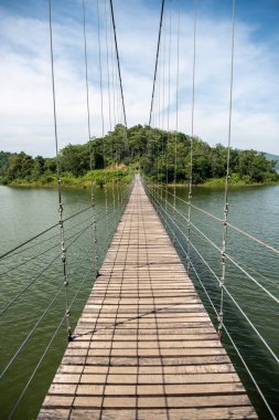19 Kasım 2023 'te Tayland' ın Phetchaburi ilindeki Kaeng Krachan Milli Parkı 'ndaki Kaeng Krachan Barajı' nda manzaralı bir köprü.