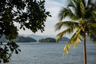 19 Kasım 2024 'te Tayland' ın Phetchaburi ilindeki Kaeng Krachan Milli Parkı 'ndaki Kaeng Krachan Barajı' nda manzara ve doğa..