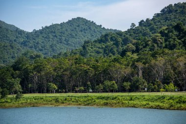 19 Kasım 2024 'te Tayland' ın Phetchaburi ilindeki Kaeng Krachan Milli Parkı 'ndaki Kaeng Krachan Barajı' nda manzara ve doğa..