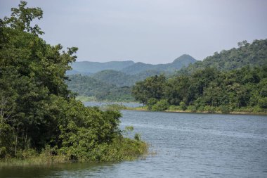 19 Kasım 2024 'te Tayland' ın Phetchaburi ilindeki Kaeng Krachan Milli Parkı 'ndaki Kaeng Krachan Barajı' nda manzara ve doğa..