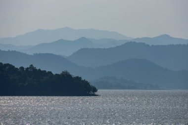 19 Kasım 2024 'te Tayland' ın Phetchaburi ilindeki Kaeng Krachan Milli Parkı 'ndaki Kaeng Krachan Barajı' nda manzara ve doğa..