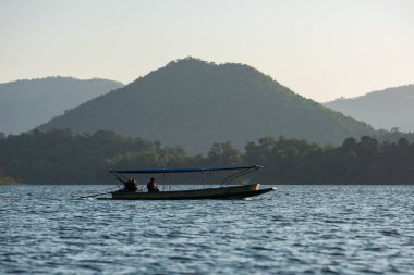 Tayland, Phetchaburi - 19 Kasım 2023: Tayland 'ın Phetchaburi ilindeki Kaeng Krachan Milli Parkı' ndaki Kaeng Krachan Barajı 'nda Peyzaj ve Doğa.
