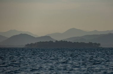 19 Kasım 2024 'te Tayland' ın Phetchaburi ilindeki Kaeng Krachan Milli Parkı 'ndaki Kaeng Krachan Barajı' nda manzara ve doğa..