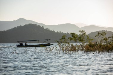 Tayland, Phetchaburi - 19 Kasım 2023: Tayland 'ın Phetchaburi ilindeki Kaeng Krachan Milli Parkı' ndaki Kaeng Krachan Barajı 'nda Peyzaj ve Doğa.