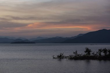 19 Kasım 2024 'te Tayland' ın Phetchaburi ilindeki Kaeng Krachan Milli Parkı 'ndaki Kaeng Krachan Barajı' nda manzara ve doğa..