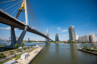 7 Aralık 2023 'te Tayland' ın Samut Prakan kentindeki Phra Pradaeng kasabasındaki Chao Phraya Nehri üzerindeki Bhumibol Köprüsü 